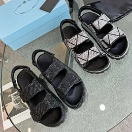 P Gepolsterte Sandalen aus Nappaleder. Sportliche, maskuline Linien wurden überarbeitet und sorgen für eine originelle, moderne Passform mit geprägtem Dreieck auf dem Obermaterial. Mit Originalverpackung 35 4 EOOA