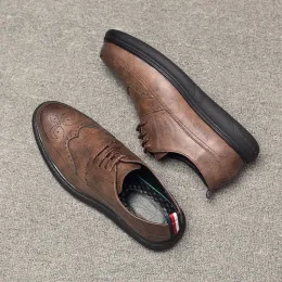 Skor herrar casual skor het försäljning lyx män skor läder mode brogue skor män italienska varumärke zapatos de hombre caser cuero buty