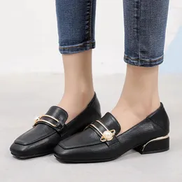 Sapatos casuais 2024 marca pérola fivela de metal oxford mulheres mocassins pequena mulher de couro dedo do pé quadrado ins tênis plus size 42/43 apartamentos