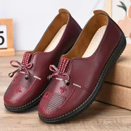 أحذية غير رسمية 2024 Spring Pu Soft Sole مريحة المشي المشي التنفس خفيفة الوزن Zapatos Para Mujeres