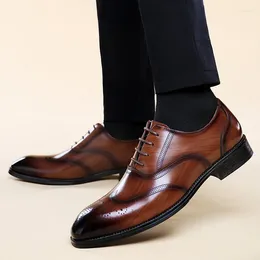 أحذية غير رسمية 2024 Men Men Vintage Lace-Up Men's Business Footwear Club Leather Oxfords