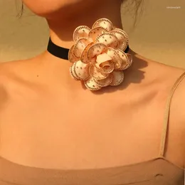 Anhänger-Halsketten Stoffhalskette im französischen Stil mit super funkelndem Kristall-Inlay, Blumen-Halsband als Geschenk zum Valentinstag