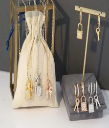 ヨーロッパアメリカファッションスタイルのジュエリーセットレディー女性ゴールドシルバーローズコール彫刻vイニシャルセットフルダイヤモンドロックダブル4320721