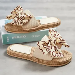 Kvinnliga sommar tofflor Artificial Straw Sole Shoes Lady Summer inomhus lägenhet med flip flops sömmar blommiga kvinnor tofflor 240422