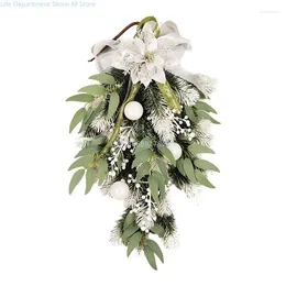 Kwiaty dekoracyjne świąteczne wieniec biały ornament owoców kwiatowych na świąteczny dom domowy domek wakacyjny okno