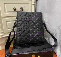 Yüksek görünüm seviyesi şık erkek omuz çantası tam deri ver crossbody çanta klasik tramp çanta diş çantası kürdan çoban tasarımcısı çanta lüks kabartmalı çanta çantası