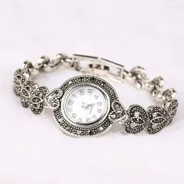 腕時計ファッションデザイナーの女性の時計ヴィンテージラインストーンクリスタルハートブレスレット時計女性のためのトレンディなボヘミアンスタイル