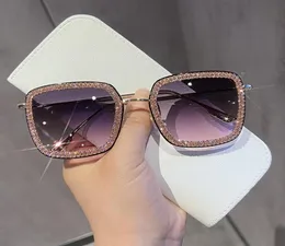Solglasögon 2022 Kvinnor Square Sun Glasses Men vintage lyxig strass för DRVING EYEWEAR GAFAS DE SOL3026015