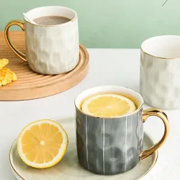 머그잔 창의력 황금 스트로크 핸들 세라믹 커피 머그 뚜껑 커플 컵 홈 음주와 뚜껑 커플 컵과 함께 현대 잔물결 장식 우유