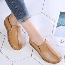 Sapatos casuais 2024 Bombas versáteis de pães de couro respiráveis de verão com saia mocassins de luxo