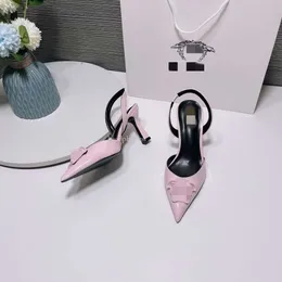 Nya Versase klackar skor klassiker slingback scarpe chain reaktion kvinnor sandaler mode strand tjock klänning alfabet lady sandal hög häl 25