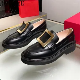 Sapatos casuais Supotos de couro genuínos Design de fivela de fivela plana na pista de luxo de luxo no estilo britânico Woma