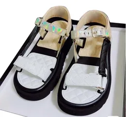 Sandały damskie klamry metalowe platforma platforma cielęcy mody kapcie plażowe designer retro buty calssic flip flip flops luksus L9997528