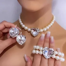 Nuovi orecchini di diamanti in vetro a forma di amore e combinazione di collana set per imitazioni femminili Accessori perle da sposa