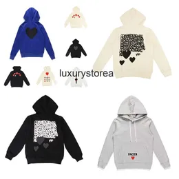 2023 Męskie bluzy Bluzy Kobiety zamek z kapturem Play Bluza Commes Cardigan des Small Red Heart Hoodie Garcons Standard i polar Casual Scakers B7