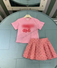 Mode Girls Letter Cherry Printed Clothes Sets Kids Designer Kurzarm T-Shirt mit Faltenrock 2pcs Sommer Kinder Outfits Z7957