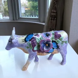 Figurine di toro di mucca in ceramica decorazioni per la casa decorazione camera decorazione farfalla office di bestiame in porcellana figurine per animali 240429