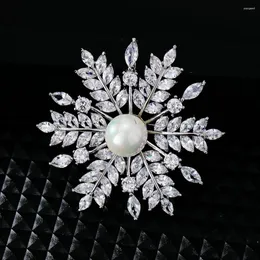 Brosches modememperatur ljus lyx kristall snöflinga brosch kvinnor hög klass eleganta pärlstift smycken tillbehör bröllop gåva