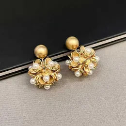 Brincho de flor de pérolas vintage de lustre para mulheres para mulheres temperamento de luxo Ear estudos femininos de cor de ouro feminino brinco 2024 Jóias de moda Casamento de jóias