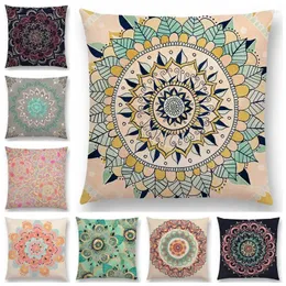 Pillow est Cover floreale colorato mandala irradia medaglione intrecciato di divano rosa di divano rosa