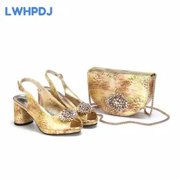Kleiderschuhe Gold Farbe Peep Zehen Schlangenmuster Spezielle Design High Heel Sandale mit Handtasche Set für Damenabendparty