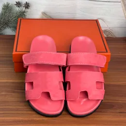 2023 Дизайнерские сандалии Slippers обувь для женских комнат черная лето новые внешние тапочки женский толстый дно слово липучка на липучке европейское и американское цвет заклинаний