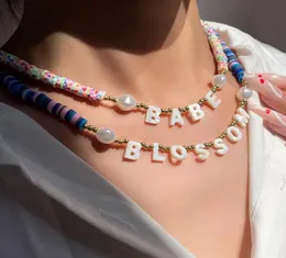 Kedjor handgjorda anpassade namn bokstäver lera pärlor halsband för kvinnor naturliga skal initialer färg polymer pärla choker smycken gåvor6504916