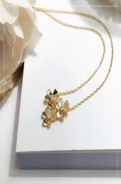 S925 순수한 실버 도금 18karat Three Flower Necklace Gold Flower Lady Necklace 패션 단순한 고품질 럭키 잔디 선물 4834063