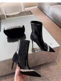 أحذية الرونستون سلسلة براءات الاختراع الجلدية عالية الكعب مدببة إصبع القدم البوتات المرنة القصيرة للنساء الخنجرات منتصف الكاحل في الكاحل بوتاس