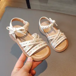 Childrens Sandals Girl Summer Sweet Fashion Sticker Kinder Opentoe Flats Beach Schuhe Kausale vielseitige Prinzessin 240425