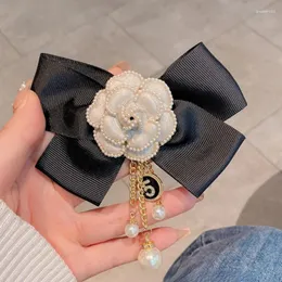 Broszki koreańsko -mody camellia kwiat broszka tkanina boksek Pins Pearl Tassel klapa luksulowa biżuteria na akcesoria dla kobiet