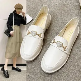 Casual skor kvinnors låga häl eleganta loafers pekade tå söt beige damer skor kontor metall dekoration kawaii fyrkant klackar sko l l