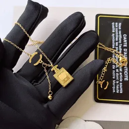 Colares de designer pendente de marca de luxo 18K letra de garrafa de água dourada pingentes de alta qualidade aço inoxidável Jóias Vogue Vogue Gre presente de aniversário com caixa