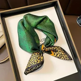 Luxusmarke Leopardenmuster Quadrat Hijab Schal Nachahmungsseide Grüne kleiner Hals Stilvoller lässiges Kopftuch 240430
