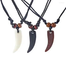 Anhänger Halsketten 6pcs Faux Yak Knochen weiß/schwarz/brauner Harz Zahnzähne Design Charm Halskette Wachs Baumwollkabel Männer Frauen Surfer Schmuck Schmuck