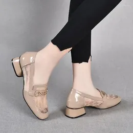 Sapatos casuais decoração de metal saltos grossos panos de calçados de caldo de mulheres baixas de calcanhar elegante malha de malha de malha de deputada feminina bloqueio por atacado a l