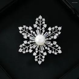 Brooches Fashion Creative Design Sense Natural Pearl Snowflake Brooch Delicate And Elegant Women's Pin Jewelry Scarf Buckle Clothing Gift