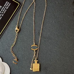 Luxusmarke Anhänger Designer Halsketten 18k Gold plattiert Wasserflasche Brief Anhänger Hochwertige Edelstahl Halskette Schmuck Frauen Geburtstagsgeschenk mit Schachtel