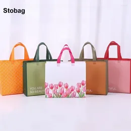 Bolsas de armazenamento Stobag 25pcs por atacado de compras não tecidas Roupas de tecido embalando portátil à prova d'água reutilizável grande bolsa em casa