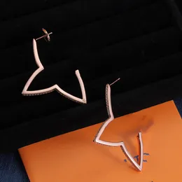 Luxury Studörhängen Stora guldhoppörhängen för damer Vackra tjejstudörhängen Set Designer Jewelry Earrings Valentine's Day Gift for Engagement Brides