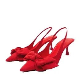 Klackar båge kattunge flock sandaler skor dam stor modern spetsig tå nästan klubb söta pumpar tillbaka rem zapatos mujer röd cm