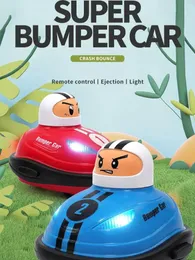 Duo di battaglia per bambini Toy auto per auto Super Bumper Car Battle Pop Up Doll Crash Bounce Eiezione Light Kids Remote Control Toys 240418