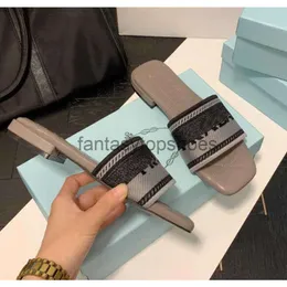 Praddas Pada Prax Prd 2022 Kvinnor broderade tofflor Lyxbrev Designer Sandaler Flat tofflor Läder inuti bekväm lammskinn vitrosa hälhöjd SQMD