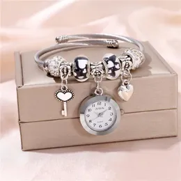 ساعة Wristwatches Fashion Love Key Pendant Quartz Women Watch Watch