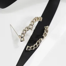 Luksusowy projektant litera brooth brooch prosta jasna złota łańcuch podwójny litera broszka garnitur pinie
