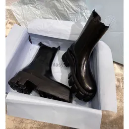 PRADDAS PADA PRAX PRD PRD Design de sapatos casuais Branda de designer de botas curtas engrenagem feminina de fumaça de fumaça de solada grossa botas médias 7ul4