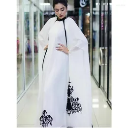 Ethnische Kleidung weißer Verkauf Aari gestickt marokkanische Dubai Caveani Abaya dekoriertes langes Kleid