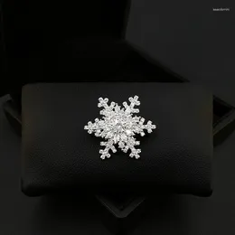 Broszki Wysokiej jakości spinna broszka z płatki śniegu kobiety kwiat stanik corsage kardigan garnitur Akcesoria dekoracyjne biżuteria 5379
