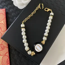 Eleganzdesigner Bänker Brandbriefbrief Armband Perlen Halskette Frauen Hengst Ohrring 18K Gold plattiert Crysatl Strass