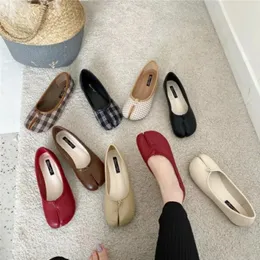 Mulheres individualizadas sapato primavera verão retro macio couro pequeno sapato de couro planos sapatos de caldeira split-toe slacker mujer 240426